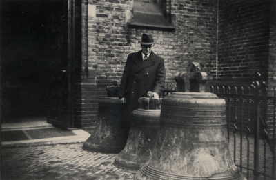 805093 Afbeelding van de door de Duitse bezetter gevorderde klokken van de St.-Catharinakerk (Lange Nieuwstraat 36) te ...